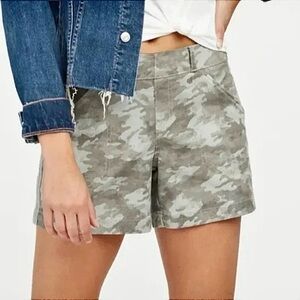 SPANX Stretch Twill Camo Shorts 5” Sz M